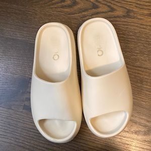 Gently used in excellent condition EGO Playoff Slides sz.7.5-8